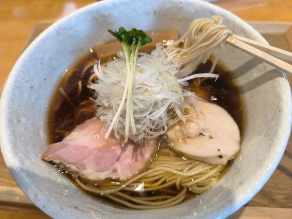 「鶏醤油らぁ麺(880)」@Hamano Comugiの写真