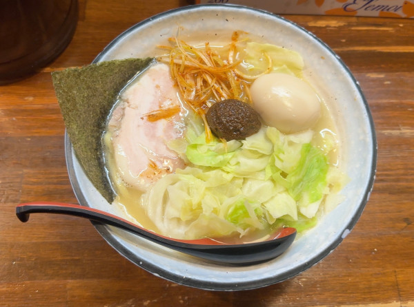 「熟成練り醤油ラーメン　➕　味玉」@『   』（無銘）の写真