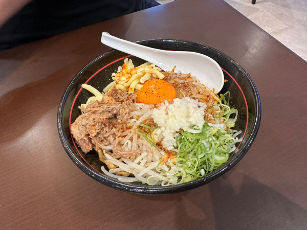 「太麺まぜそば（並盛・麺250g＋もやし200g）1,100円」@らーめん酒場 福籠 飯塚町店の写真