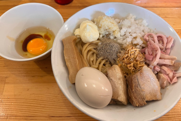 「まぜそば+生たまご」@煮干らーめん 川むらの写真