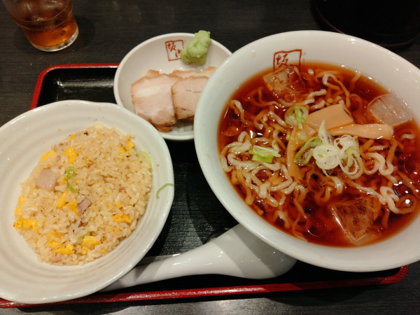 「冷やしラーメン＋半チャーハン」@喜多方ラーメン坂内 船橋店の写真