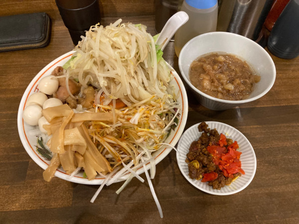 「汁なし豚骨醤油 汁なし（豚抜き） +カレーMNC+メンマ+う」@男気らーめんアカギ 新田木崎店の写真