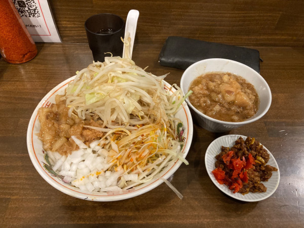 「汁なし豚骨醤油 汁なし（豚抜き）+ カレーMNC」@男気らーめんアカギ 新田木崎店の写真