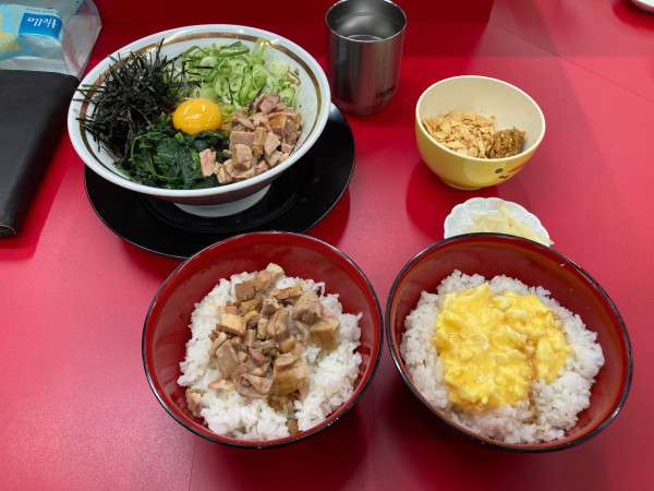 「油そば+チャーシューまぶし+ 玉子まぶし」@王道家直伝との丸家 伊勢崎店の写真