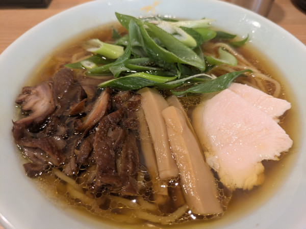 「醤油らーめん(880円)」@笠岡ラーメン TAKETONBO 新富町店の写真