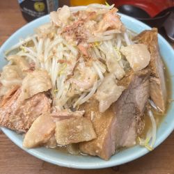 ラーメン麺少なめかため野菜アブラ+生卵
