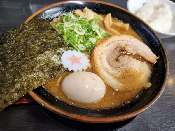 「濃味玉魚介豚骨大盛　小ライス」@ラーメンまるさ商店の写真