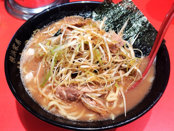 「ラーメン900円+(大盛り100円)+辛ネギ(200円)」@横浜家系ラーメン 竹むら家の写真