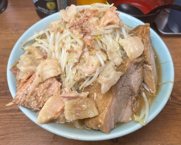 「ラーメン麺少なめかため野菜アブラ+生卵」@ラーメン二郎 池袋東口店の写真