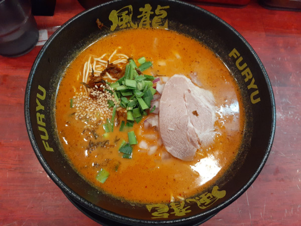 「辛ラーメン、替玉２玉」@とんこつラーメン 博多風龍 渋谷店の写真