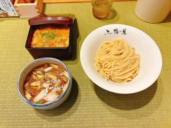 「鴨汁つけそば＋飲める親子丼」@らーめん 鴨to葱の写真