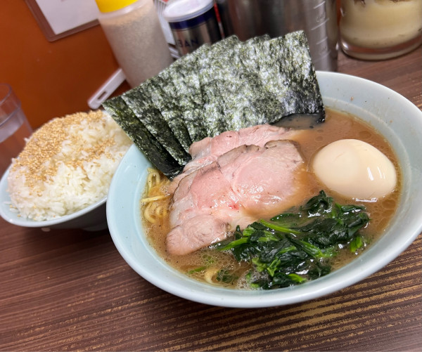 「特製ラーメン＋ライス食べ放題」@横浜家系らーめん 武蔵家 川口店の写真