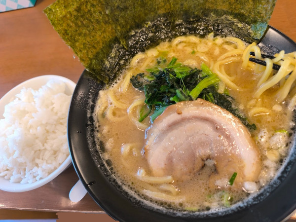 「豚骨ラーメン(醤油)(固め)＋無料小ライス(880)」@横浜家系ラーメン 旭家の写真