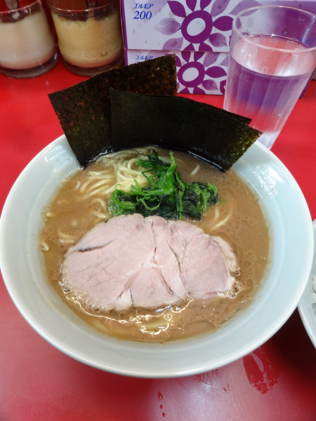 「ラーメン850円硬、ライス、半ライス」@横浜ラーメン 武蔵家 大宮店の写真