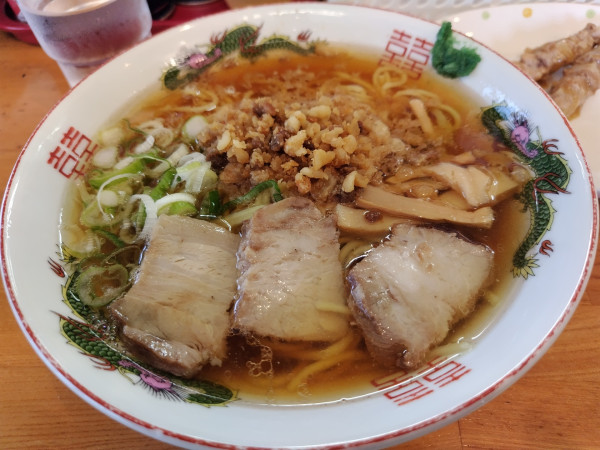 「ラーメン　＋豚串おでん２本：サービス」@まるなかやの写真