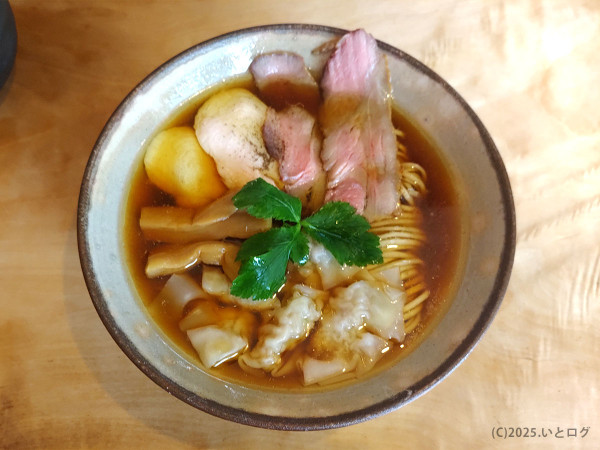 「和風鶏 醤油らーめん(+特製わんたん+味玉)」@梅花亭の写真