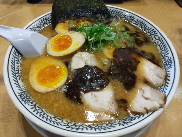 「熟成醤油とんこつ黒 チャーシュー麺＋味玉、替え玉太麺」@丸源ラーメン 戸田店の写真