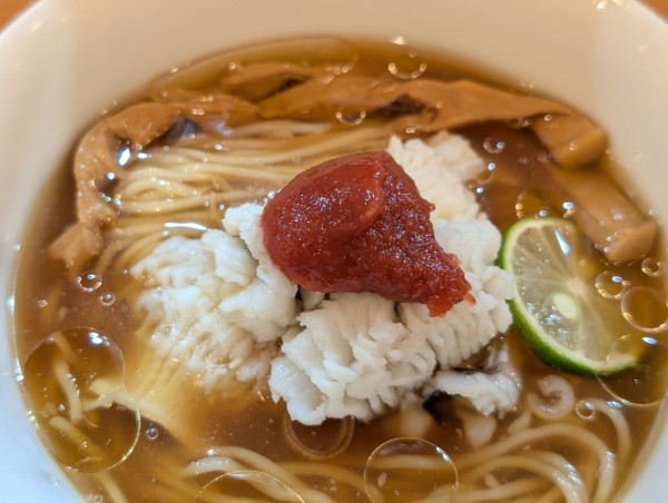 「冷やし鱧出汁らーめん」@RAMEN ガモウスマイルの写真