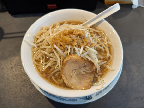 「らーめん(200g)野菜半分.ニンニク少しアブラ普通900円」@風神ノ豚の写真