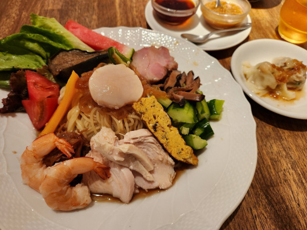 「冷やし中華　海老雲呑」@中国料理 くろさわ東京菜の写真