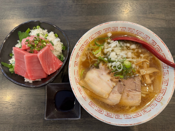 「蔵出し醤油らーめん（すっきり）850円 半本鮪丼　550円」@喜多方食堂 麺や玄 佐倉分店の写真