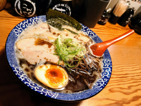 「博多黒とんこつ　全部入り」@博多ラーメン鶴亀堂 三芳藤久保店の写真