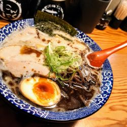 博多黒とんこつ　全部入り