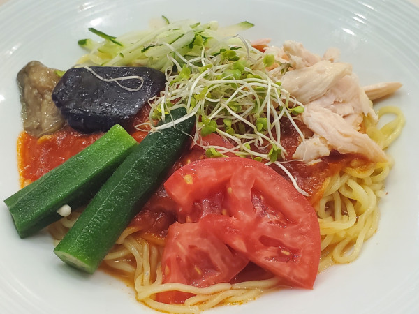 「夏野菜と蒸し鶏のトマト冷やし麺」@バーミヤン みなとみらい店の写真