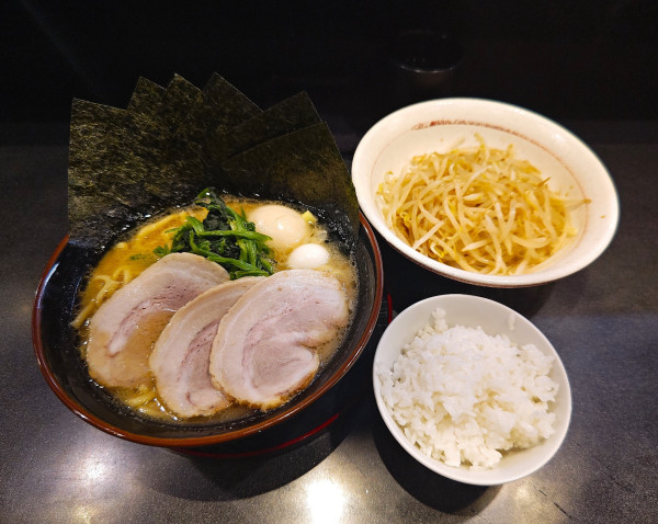 「全部乗せラーメン+半ライス+もやし」@横浜家系 だるま家の写真