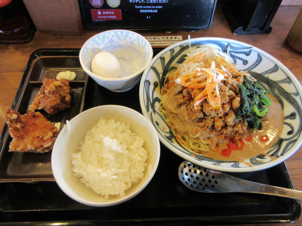 「限定　温玉具たっぷり冷やし担々麺（１０９０円）＋唐揚げセット」@北海道らあめん伝丸 356号香取店の写真