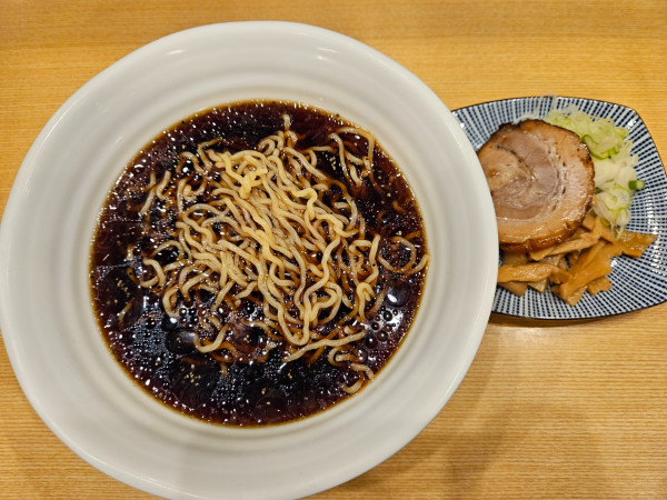 「冷やしブラックラーメン」@らぁめん次元の写真