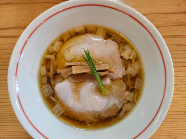 「醤油らぁ麺」@らぁ麺 小麦と猫の写真
