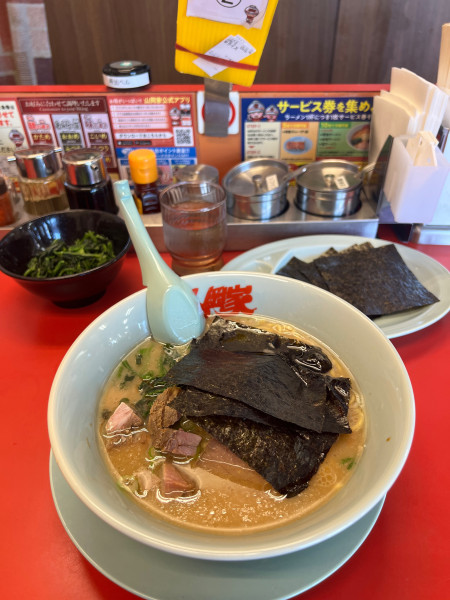 「醤油ラーメン　半ライス」@山岡家 越谷レイクタウン店の写真
