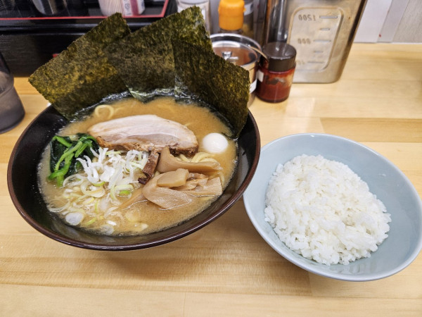 「豚骨味噌らーめん」@横浜家系ラーメン あみ家の写真