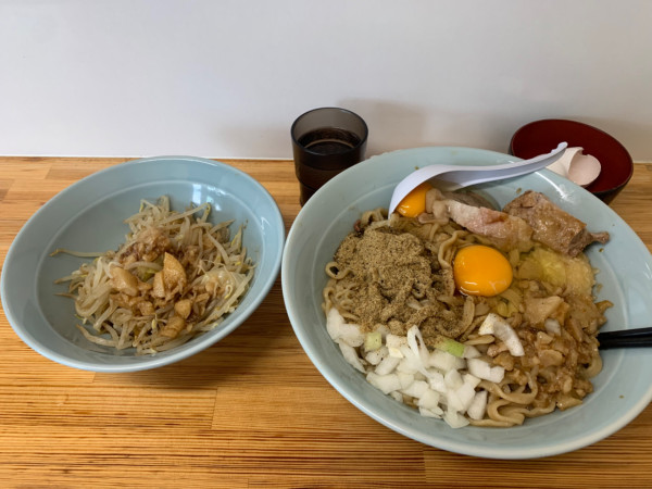 「釜玉（温）500g TPヤサイ＆生卵」@ラーメン工藤の写真