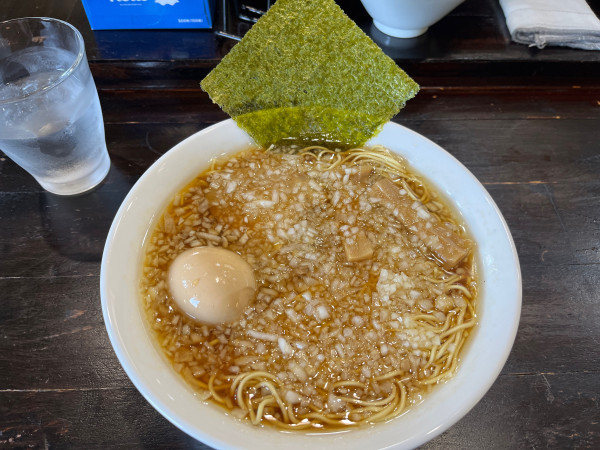 「玉ねぎ味玉らぁ麺大盛固め1,050円」@らぁ麺 金蔵の写真