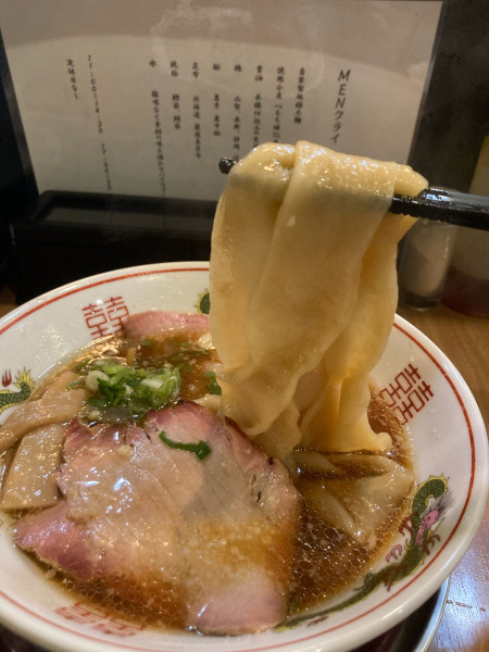 「醤油ラーメン　超超極太麺」@MENクライの写真