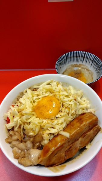 「チーズカレーまぜそば+麺300g+チーズ+クーポンチーズ+生卵」@まぜそばマゼロー 船橋店の写真