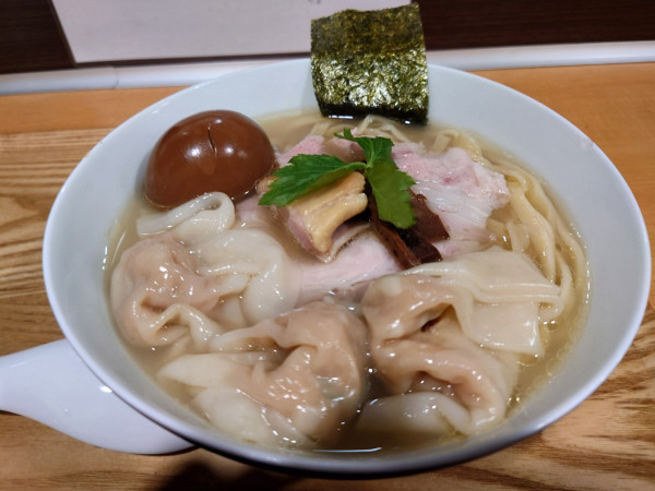 「三位一体（白醤油） 真鯛×しじみ×あさり 大盛り ワンタン」@らーめん亭 ひなり竜王の写真