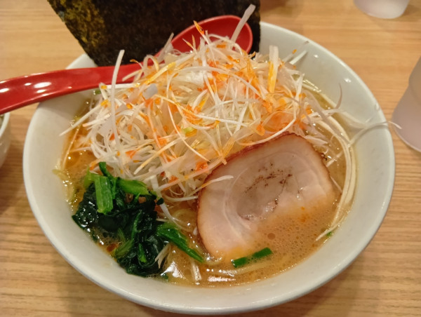 「家系ネギ醤油ラーメン」@つけ麺らーめん 春樹 新宿御苑前店の写真