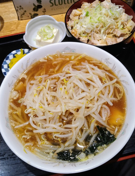 「醤油もやしラーメン+ミニネギチャーシュー丼」@三平食堂の写真