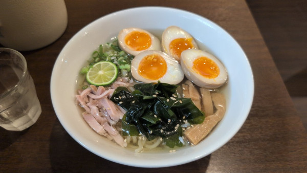 「冷やしイリコ　大盛り　卵トッピング」@中華そば いぶきの写真