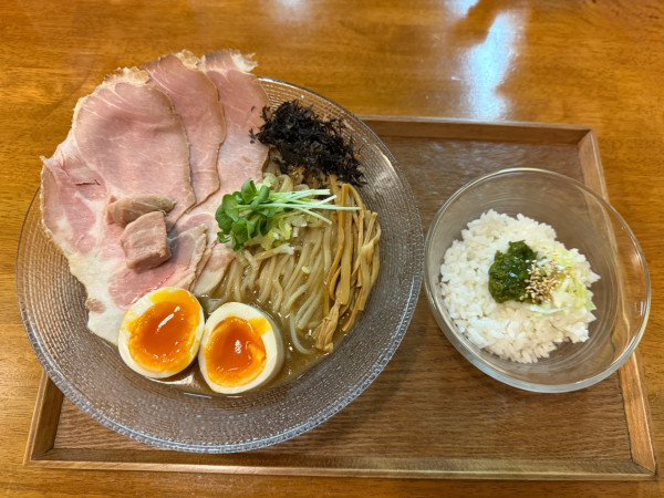 「限定・煮干し冷やしらぁ麺・めかぶの追い飯付き特製1480」@らぁ麺はうす Sumika0の写真