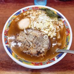 まぐろラーメン（醤油）味玉、1420円
