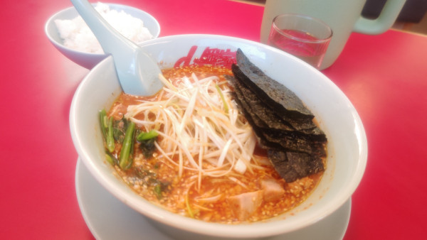 「辛味噌ネギラーメン激辛　半ライス＆背脂変更　クーポン海苔」@ラーメン山岡家 青梅店の写真