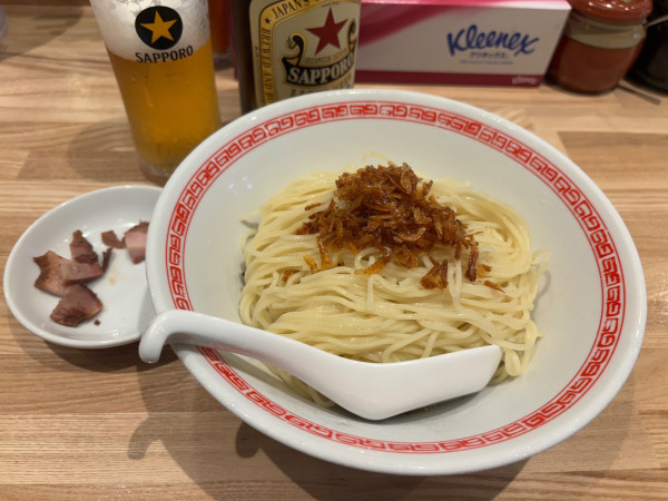 「サッポロ赤星中瓶〜冷やし海老まぜそば塩　大盛」@麺や みかんの写真