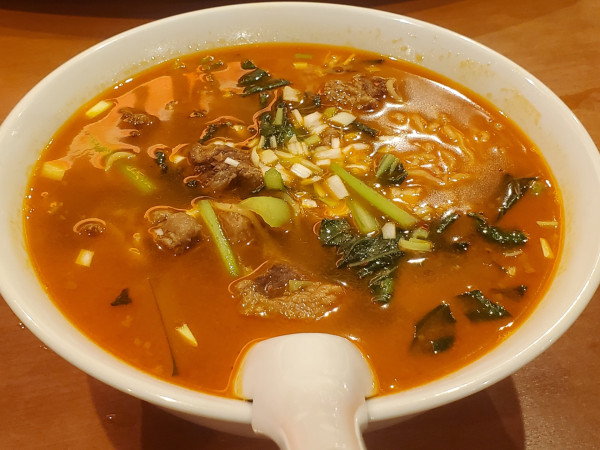 「麻辣牛腩面」@華景園の写真