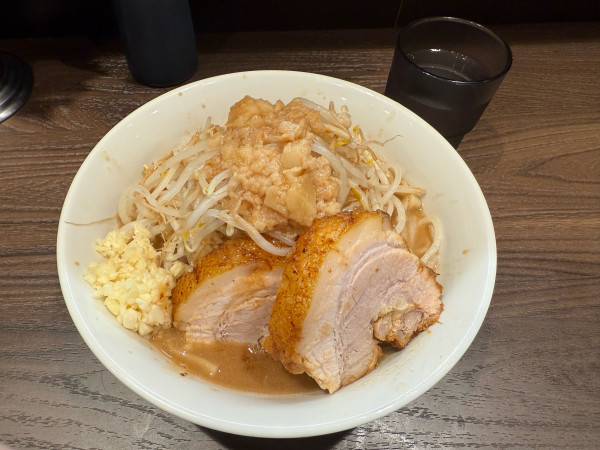 「ラーメン並(豚マシ　ヤサイニンニクアブラ)」@ラーメン つづき 新小岩店の写真