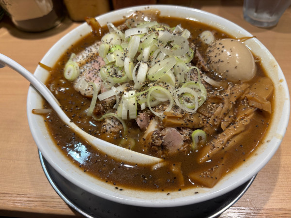 「札幌ブラック味玉チャーシュー」@札幌六坊の写真