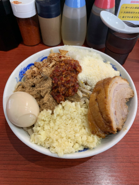 「冷やし混ぜそば（麺マシ500g）＋野菜以外マシマシ」@ラーメン一太豚の写真